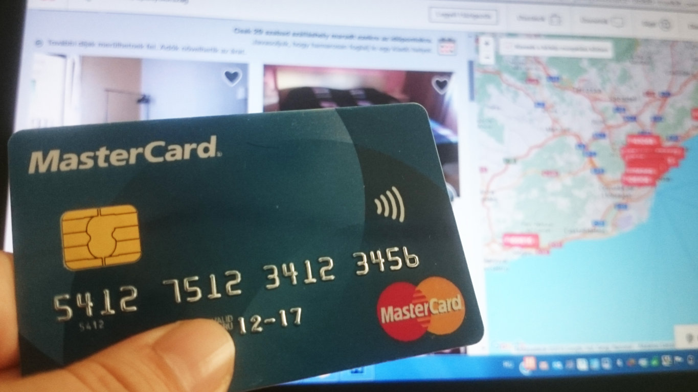 sónar fesztivál utazás szervezés online-vásárlás mastercard masterpass bannkártya netrisk bravofly biztosítás repülőjegy repjegy szállás airbnb spanyolország barcelona wizzair vueling légitársaság övtáska retikül Ridikül kézipoggyász